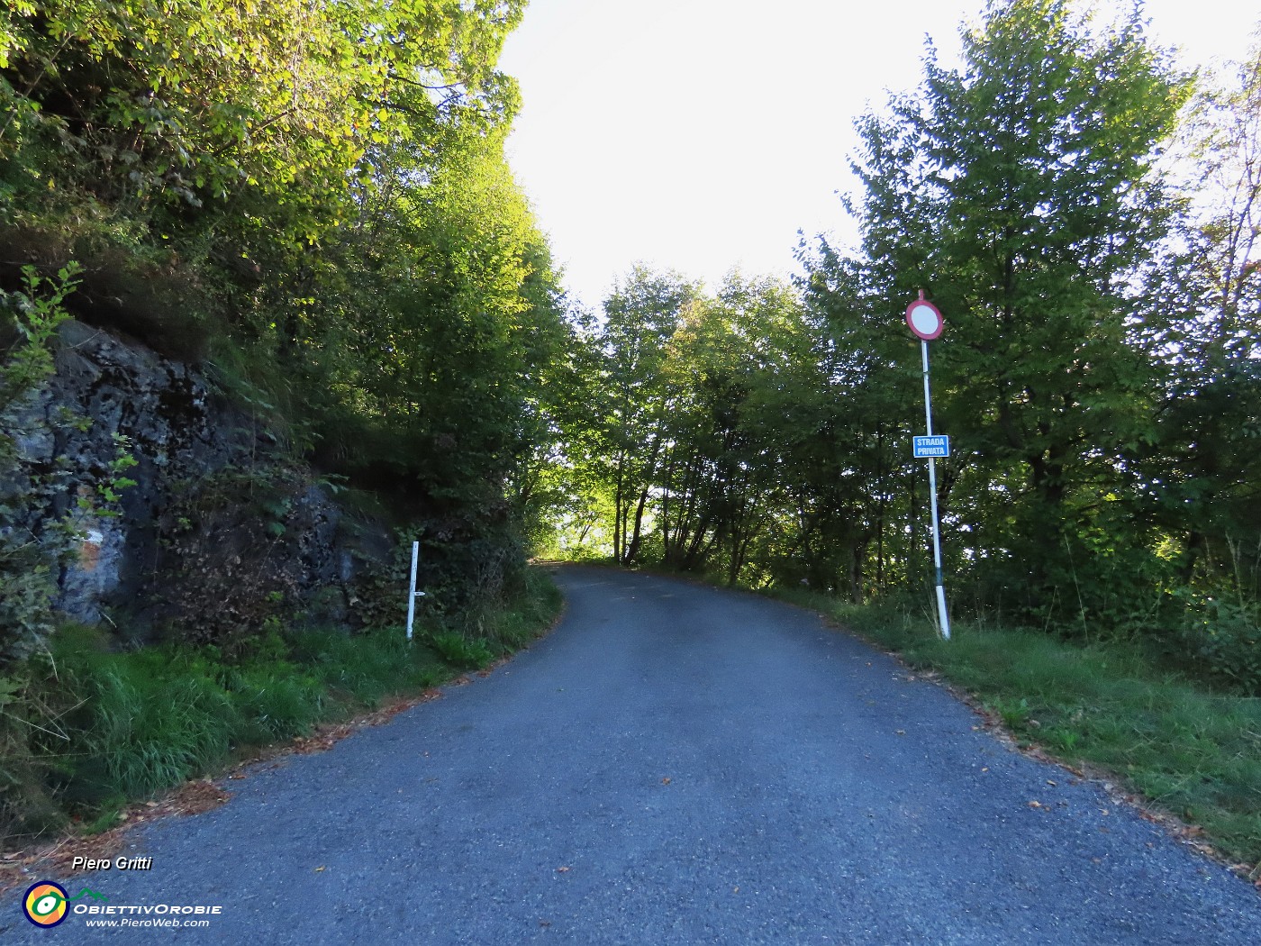 03 Strada privata (1038 m) parcheggiata auto in uno salrgo parto da qui.JPG